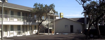 Cedar Creek Inn - Bertram TX Motel
